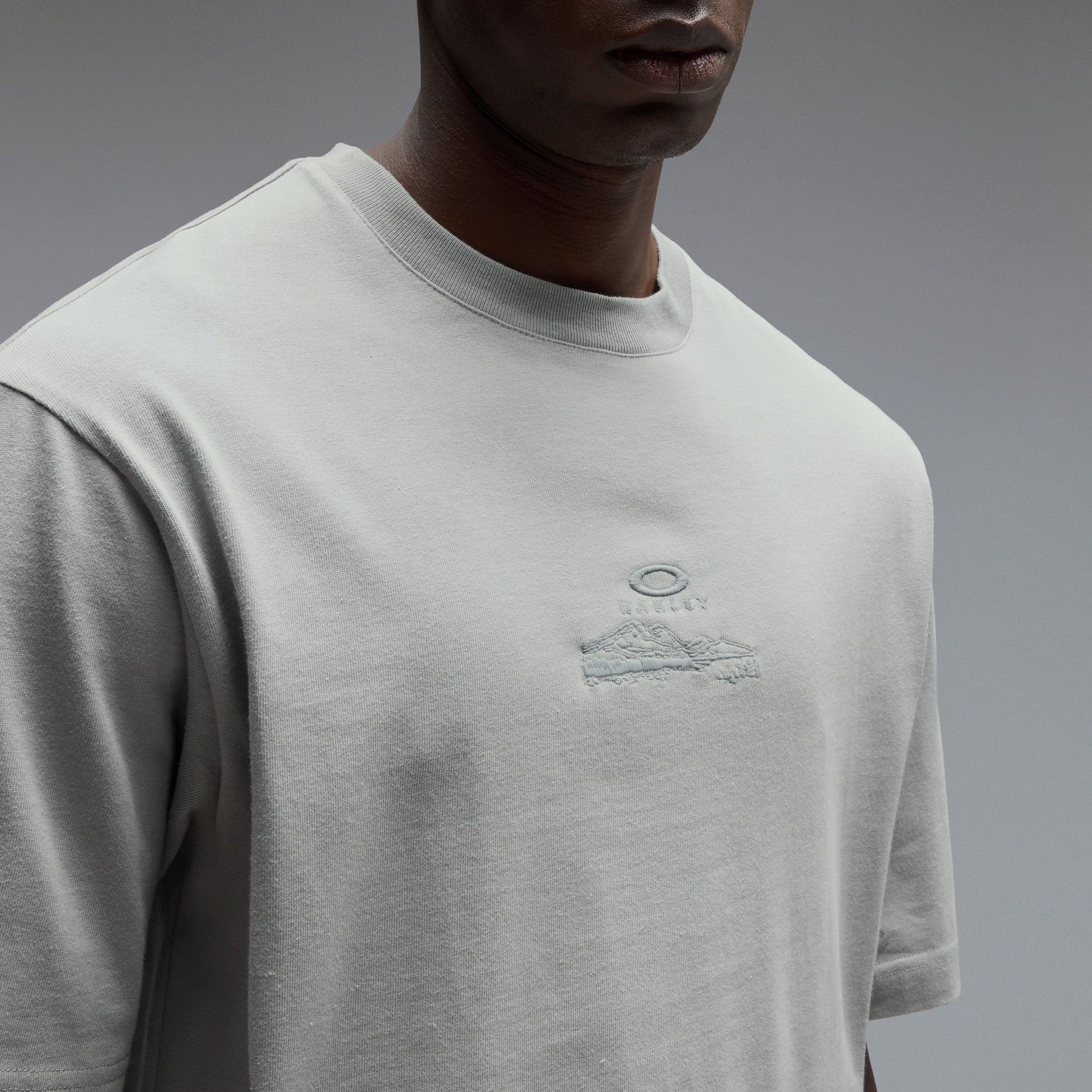 Oakley MTN Ridge Embroidered Tee Cement - OnSize
