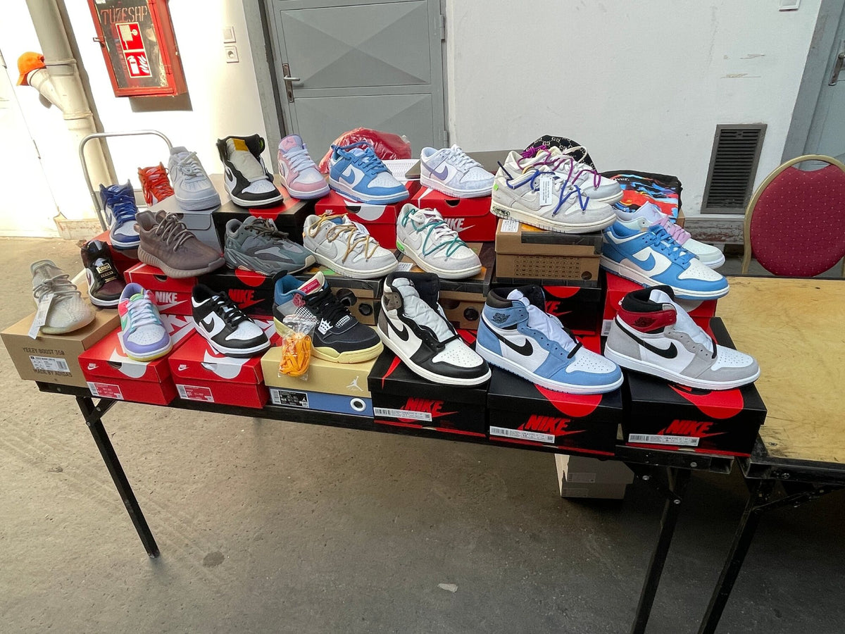 Sneakerek dobozaikon egy asztalon egy sneakervásáron