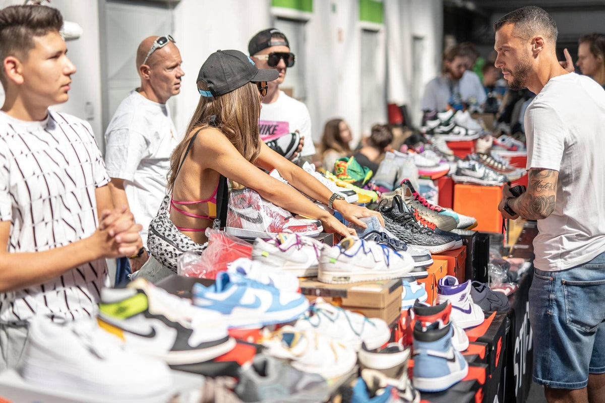 Vásárlók nézelődnek az OnSize standjánál egy sneakervásáron