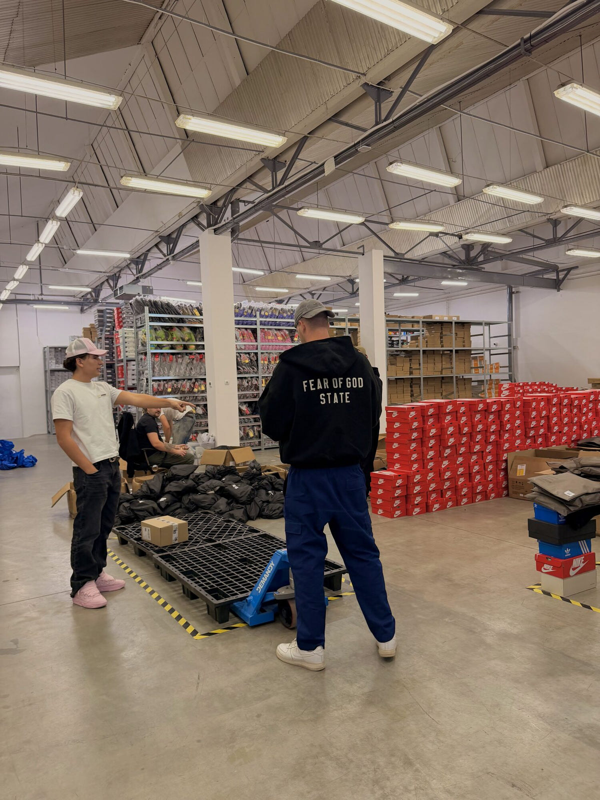 Az új csarnok belső tere raklapokkal, polcokkal és dobozokkal